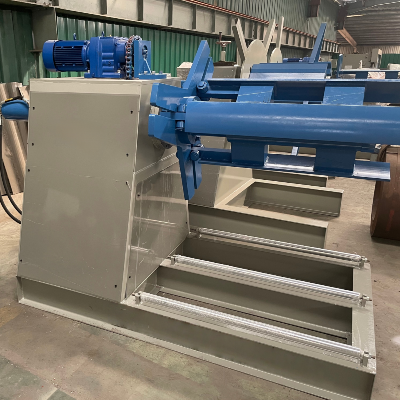 Hydraulic decoiler for roofing machine