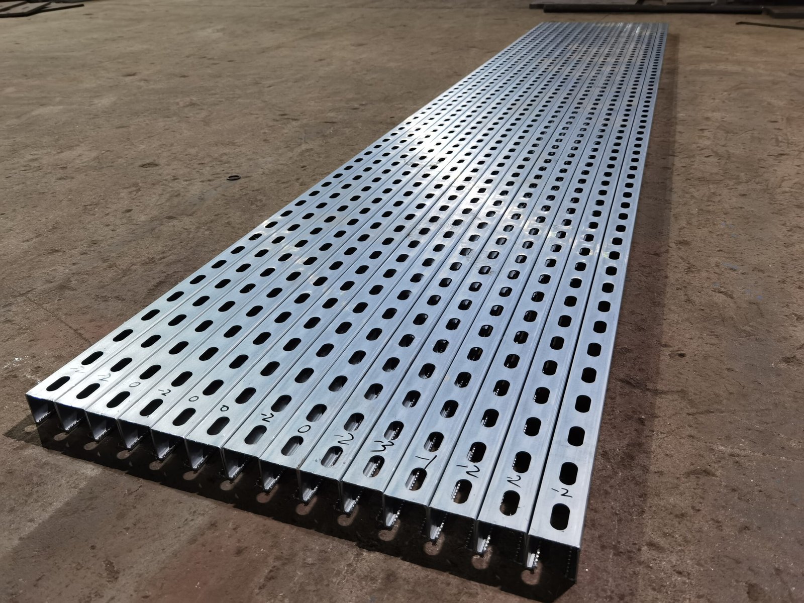 solar channe l roll forming machine (2)